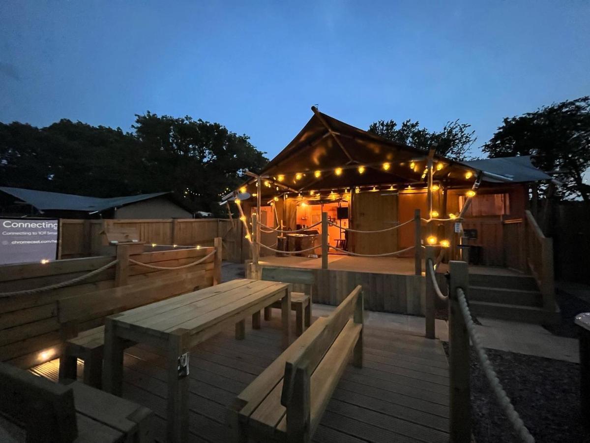 Jungle Book Safari Tent Tenby Exteriör bild